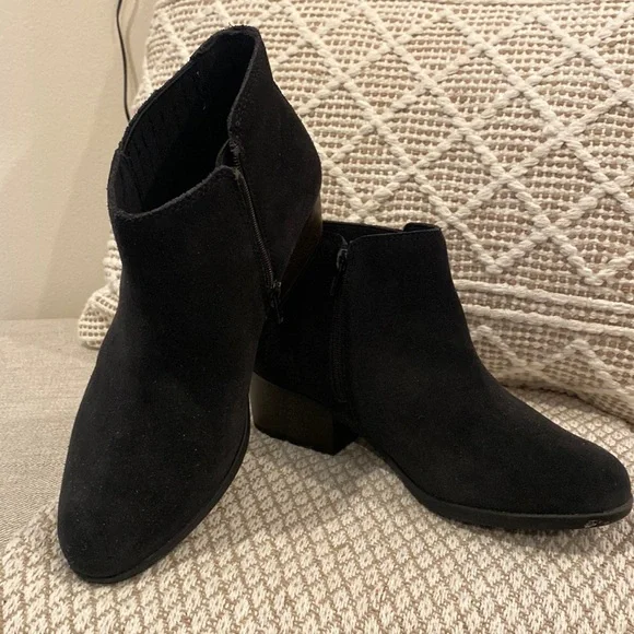 Clarks black suede booty - Picture 1 of 2